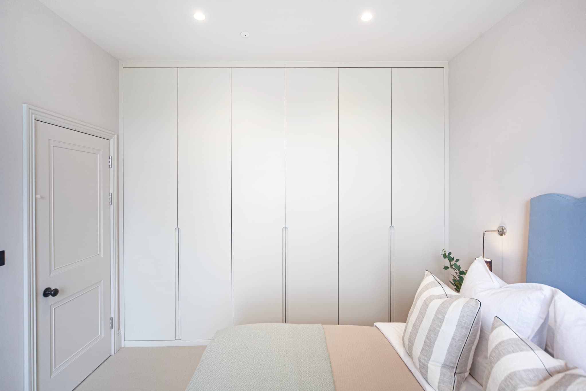 Bedroom, flat doors with integrated pulls